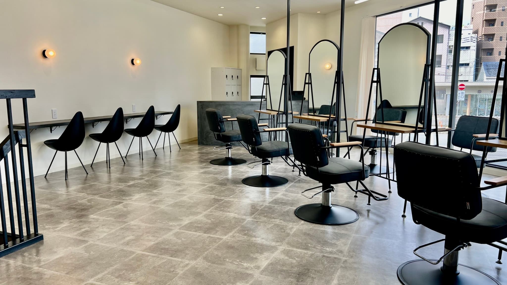 充実したカリキュラムの元でレッスン★1年以内のスタイリストデビューも可★（広島・東京以外）