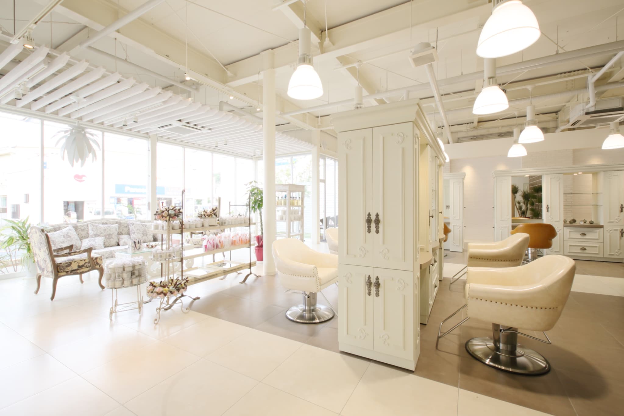 アイ・エステ・メイクもできる/初任給21,9万~