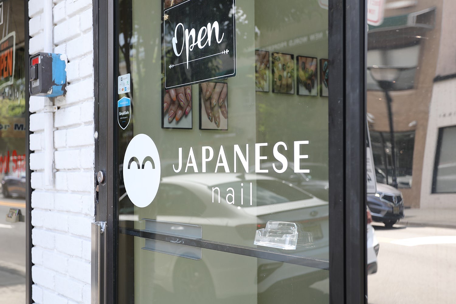 ニュージャージー州フォートリーとニューヨーク州ブルックリンの有名店でネイリストを募集 アメリカで自分の店を開くことを夢見ていますか? 弊社では希望に応じて永住権のスポンサーとなり、永住権取得後に米国にご自身のサロンを出店できるプログラムを提供しています。また、従業員が安心してアメリカに定住できるよう、細やかな配慮とサポートを致します。