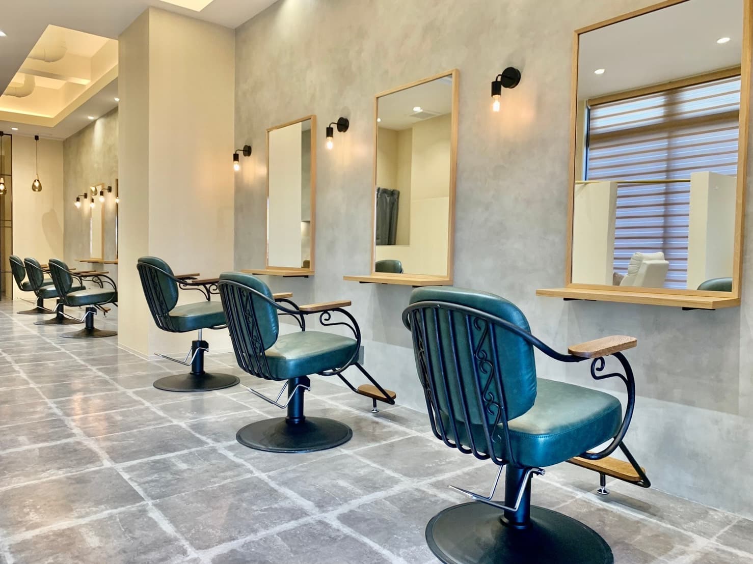 充実したカリキュラムの元でレッスン★1年以内のスタイリストデビューも可★(広島・東京以外)