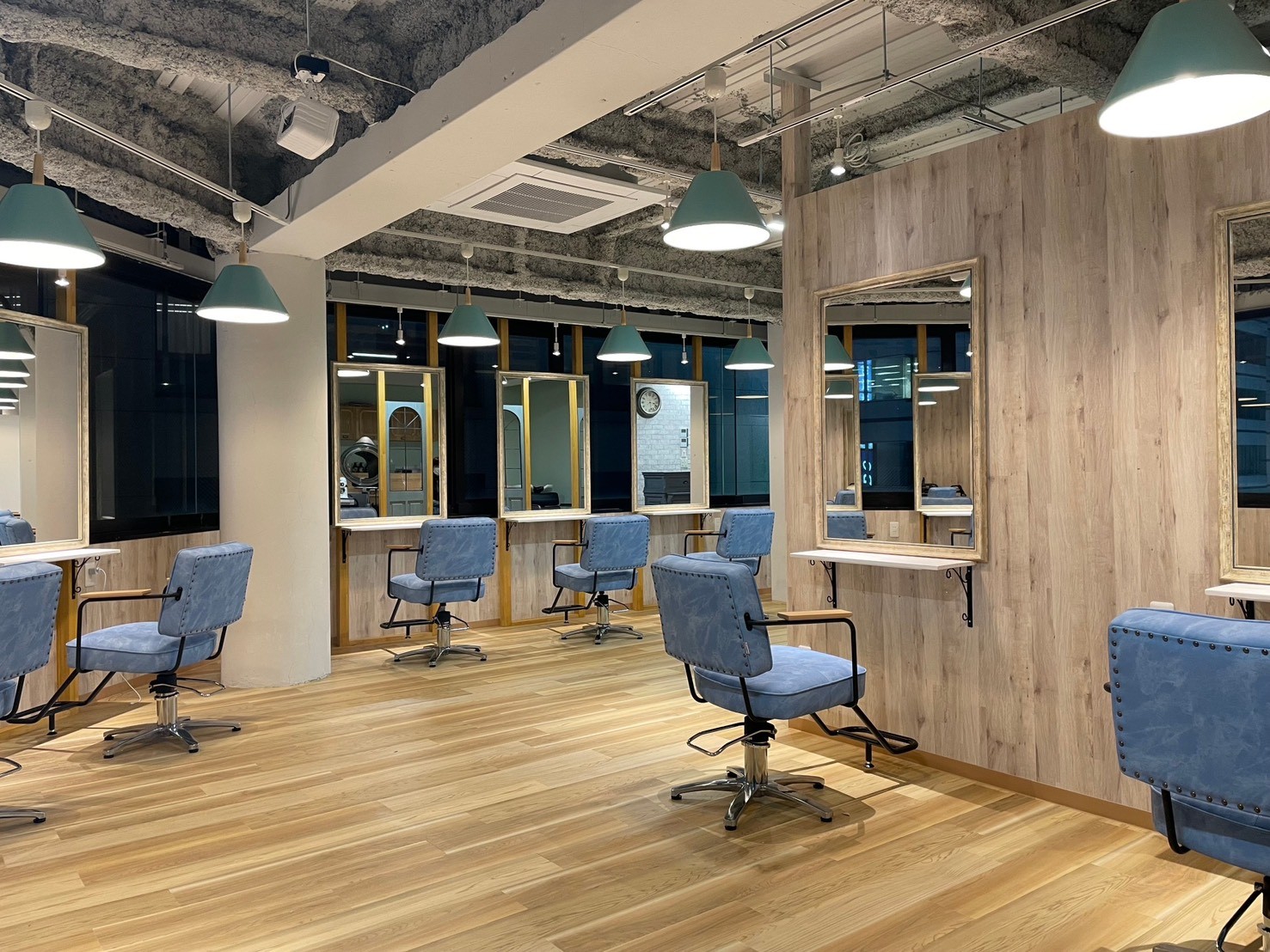 across hair design池袋店店舗写真1